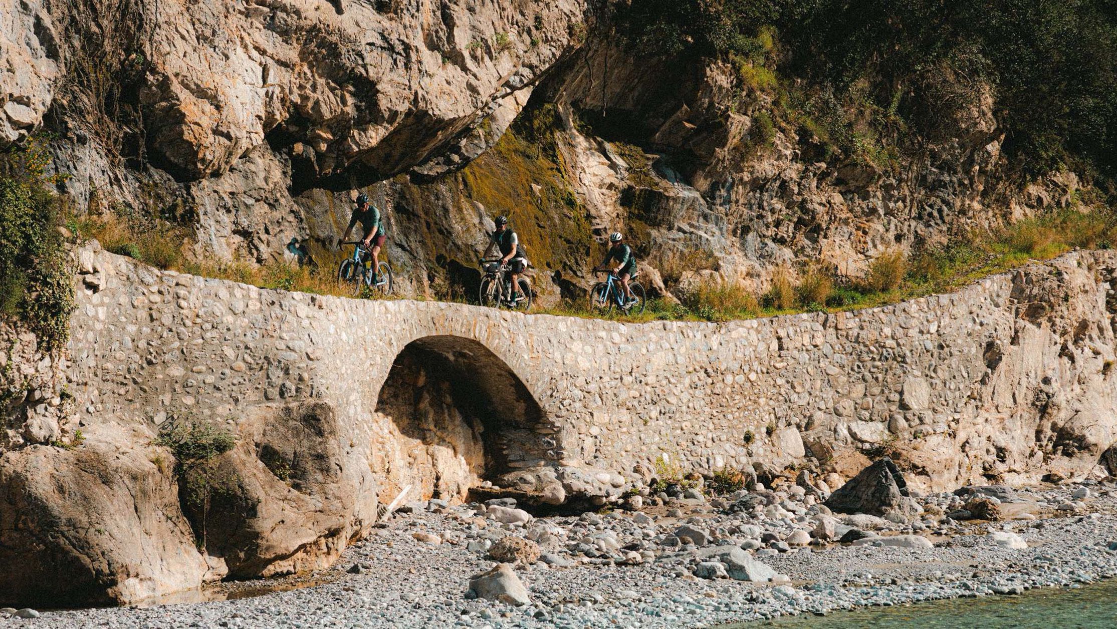 Dva cyklist&eacute; na&nbsp;gravel kolech se&nbsp;zastav&iacute; na&nbsp;poln&iacute; stezce v&nbsp;př&iacute;rodě a&nbsp;ukazuj&iacute; různ&aacute; nastaven&iacute; a&nbsp;j&iacute;zdn&iacute; polohy&mdash;ide&aacute;ln&iacute; pro ilustraci v&yacute;běru gravel kola.